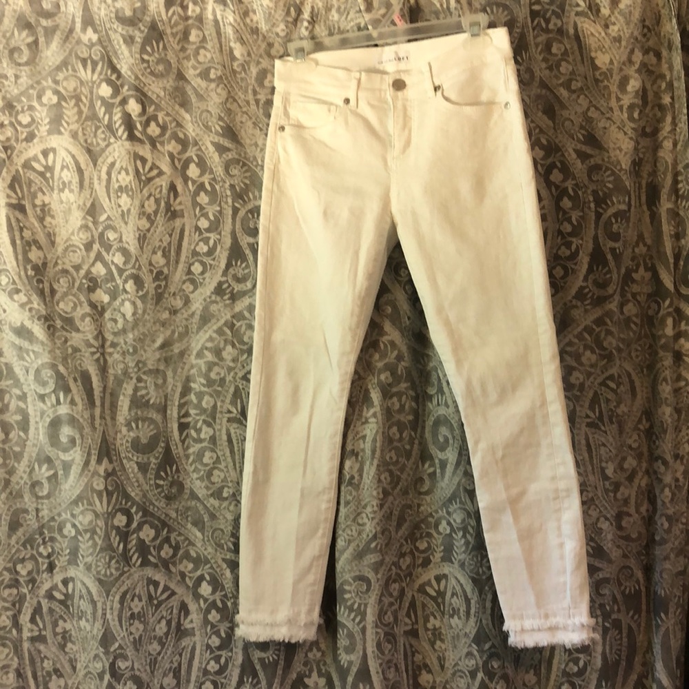 White skinny jeans with frayed hem